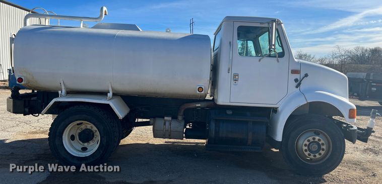 image for item ID9366 2002 International 8100  water truck
