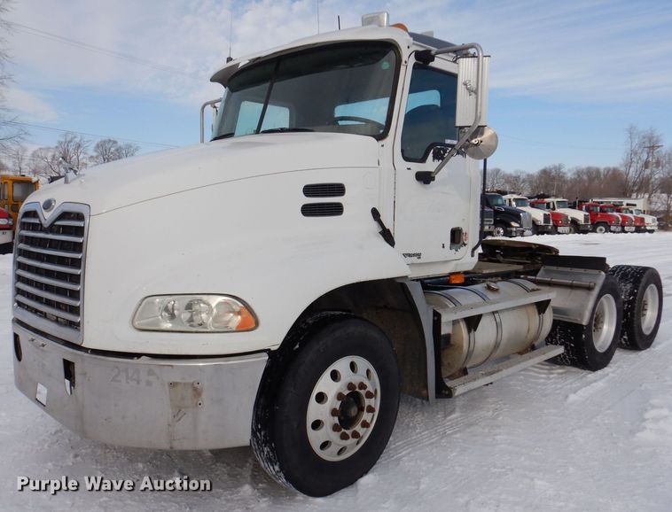 image for item IO9360 2003 Mack CX613  semi truck