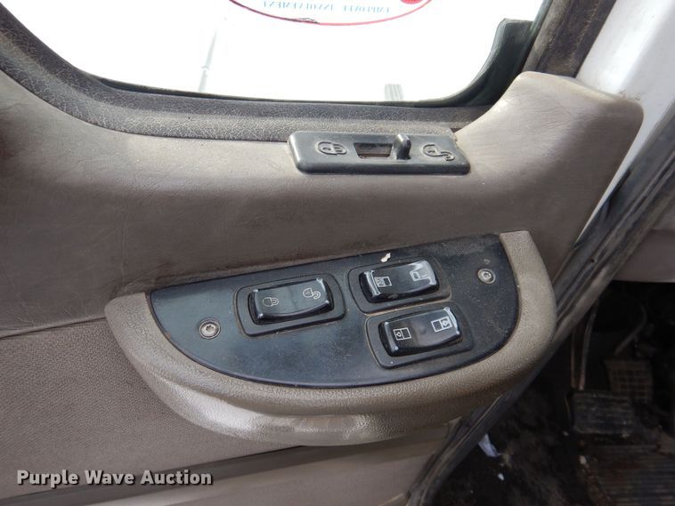 image for item IO9360 2003 Mack CX613  semi truck