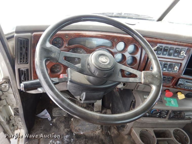 image for item IO9360 2003 Mack CX613  semi truck