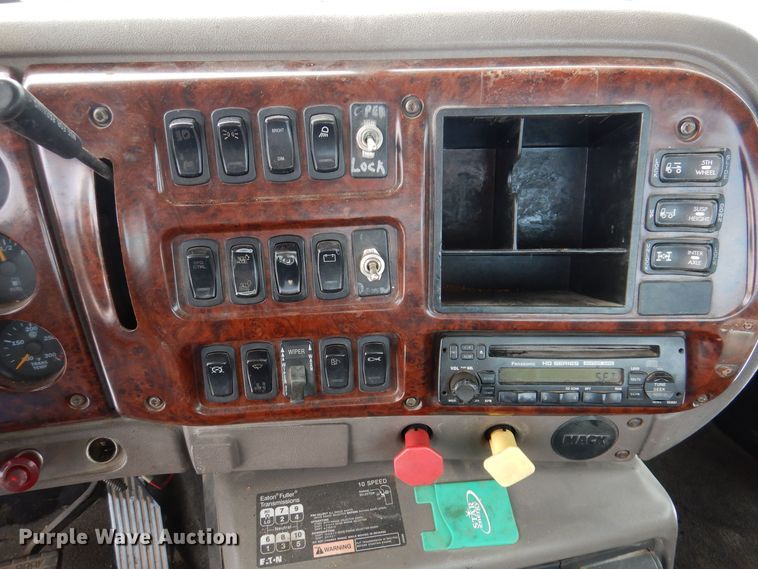 image for item IO9360 2003 Mack CX613  semi truck