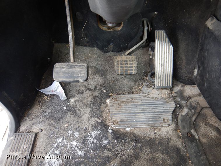 image for item IO9360 2003 Mack CX613  semi truck