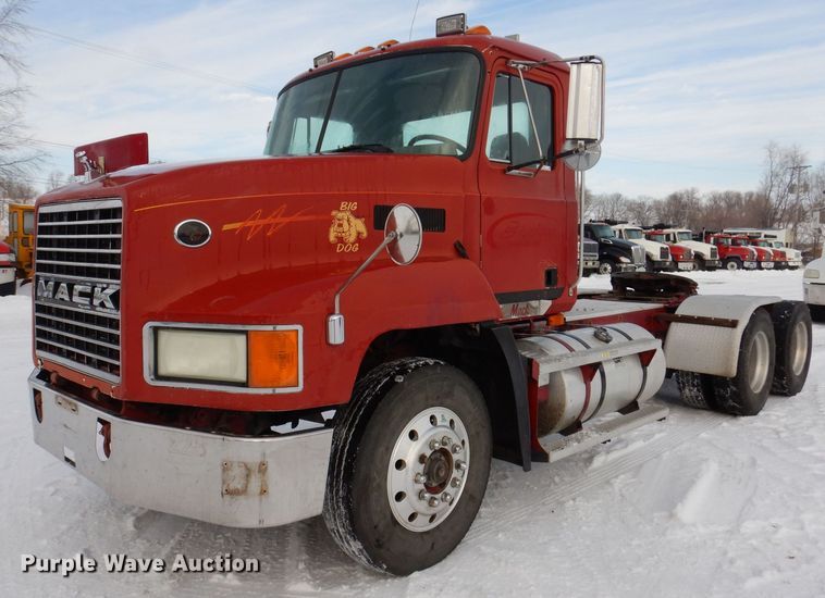 image for item IO9361 1995 Mack CH613  semi truck