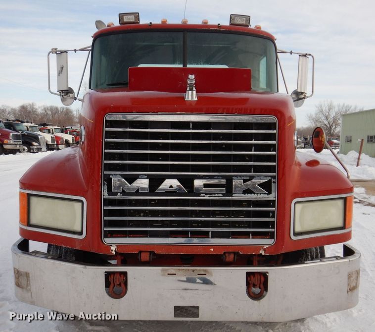 image for item IO9361 1995 Mack CH613  semi truck