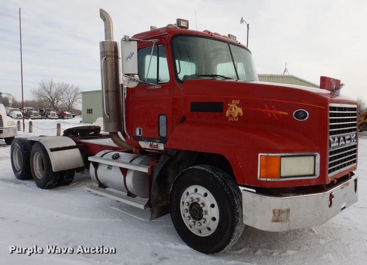 image for item IO9361 1995 Mack CH613  semi truck