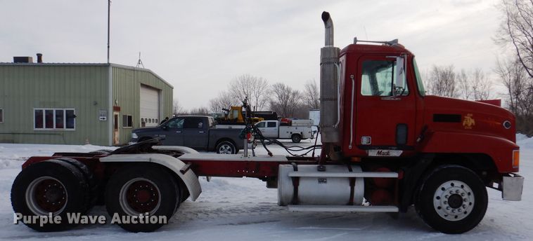 image for item IO9361 1995 Mack CH613  semi truck