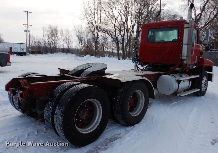 image for item IO9361 1995 Mack CH613  semi truck