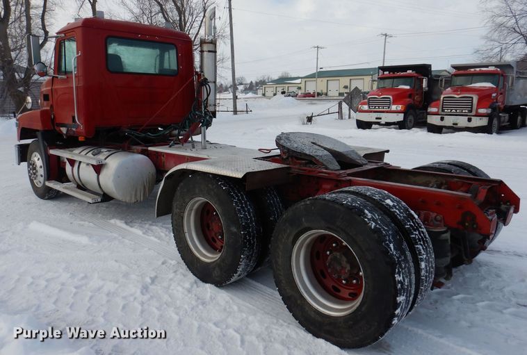 image for item IO9361 1995 Mack CH613  semi truck