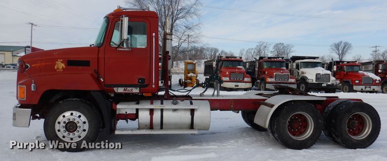 image for item IO9361 1995 Mack CH613  semi truck
