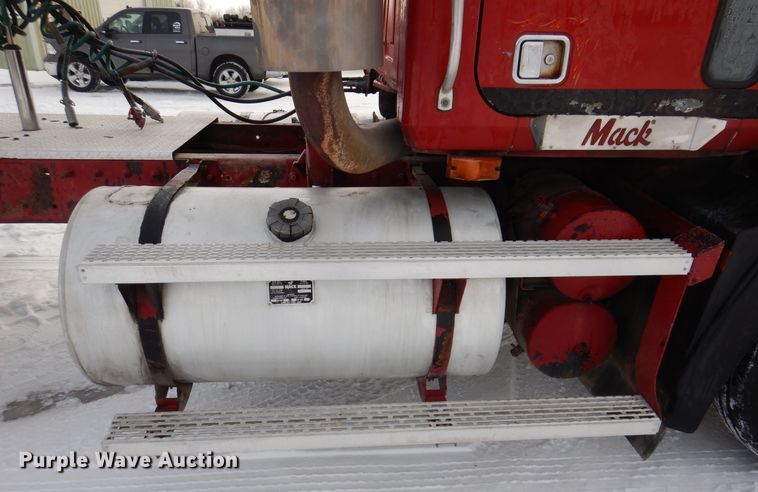 image for item IO9361 1995 Mack CH613  semi truck