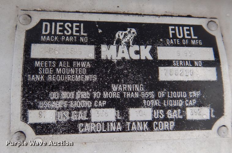 image for item IO9361 1995 Mack CH613  semi truck