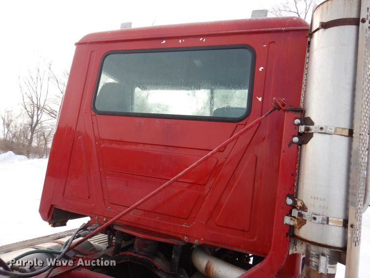 image for item IO9361 1995 Mack CH613  semi truck