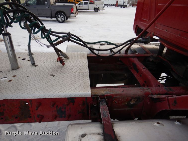 image for item IO9361 1995 Mack CH613  semi truck