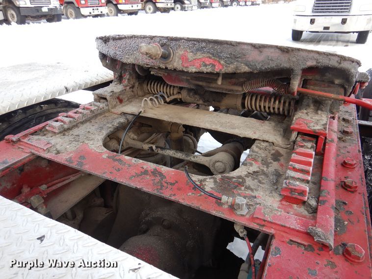 image for item IO9361 1995 Mack CH613  semi truck