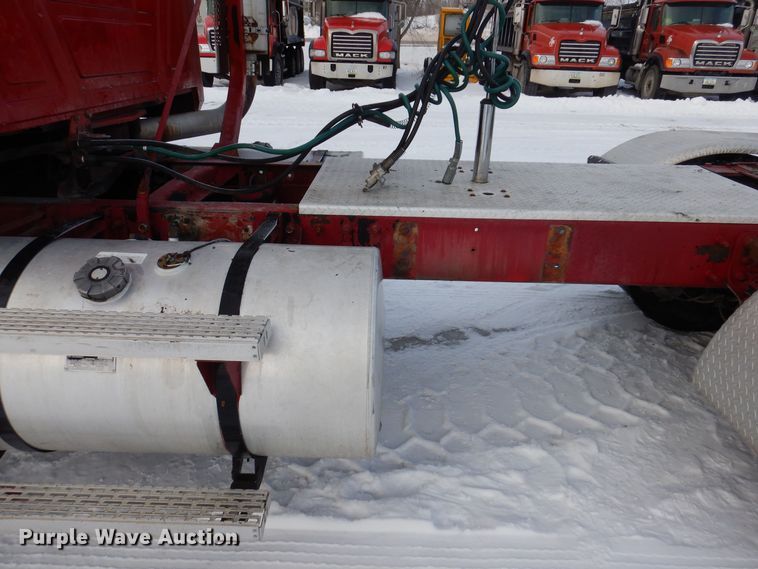 image for item IO9361 1995 Mack CH613  semi truck