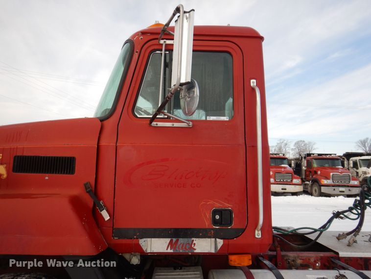 image for item IO9361 1995 Mack CH613  semi truck