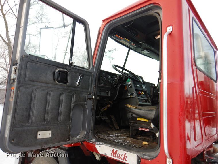 image for item IO9361 1995 Mack CH613  semi truck