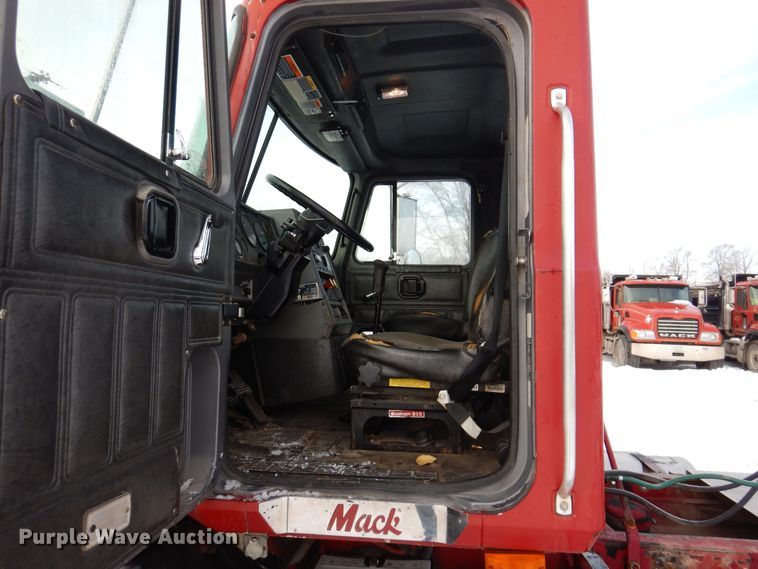 image for item IO9361 1995 Mack CH613  semi truck
