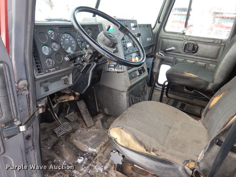 image for item IO9361 1995 Mack CH613  semi truck