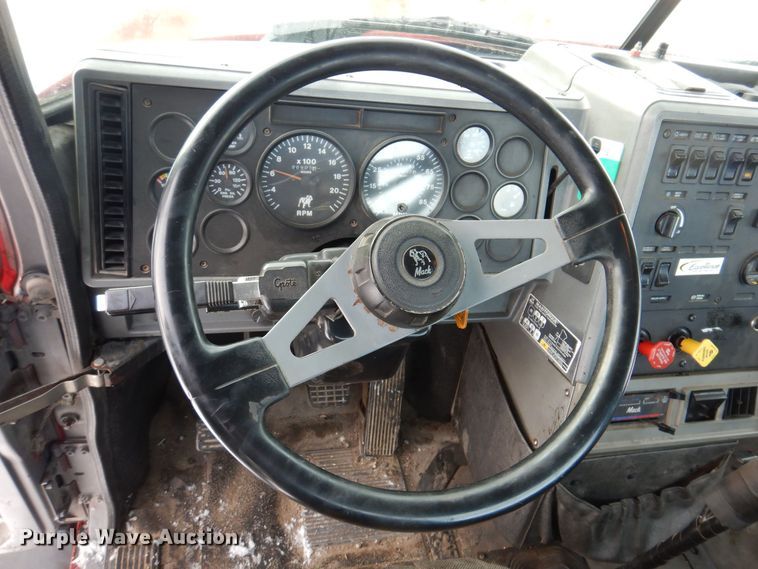 image for item IO9361 1995 Mack CH613  semi truck