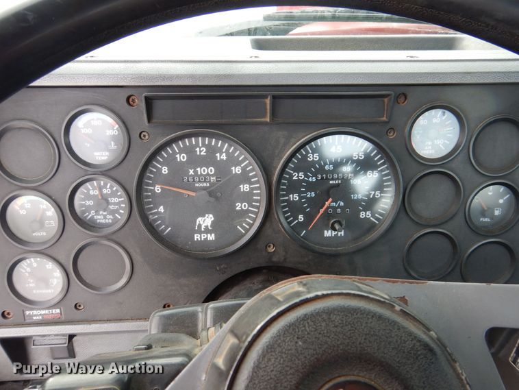 image for item IO9361 1995 Mack CH613  semi truck