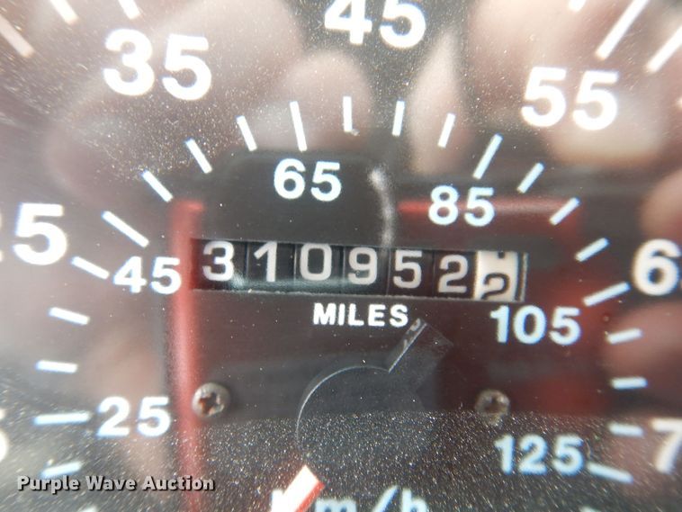 image for item IO9361 1995 Mack CH613  semi truck