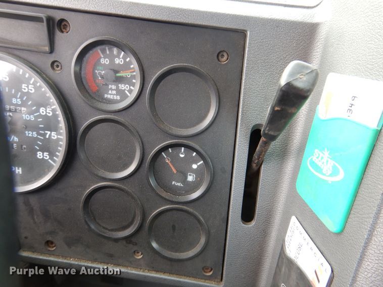 image for item IO9361 1995 Mack CH613  semi truck