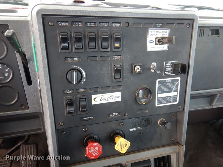 image for item IO9361 1995 Mack CH613  semi truck