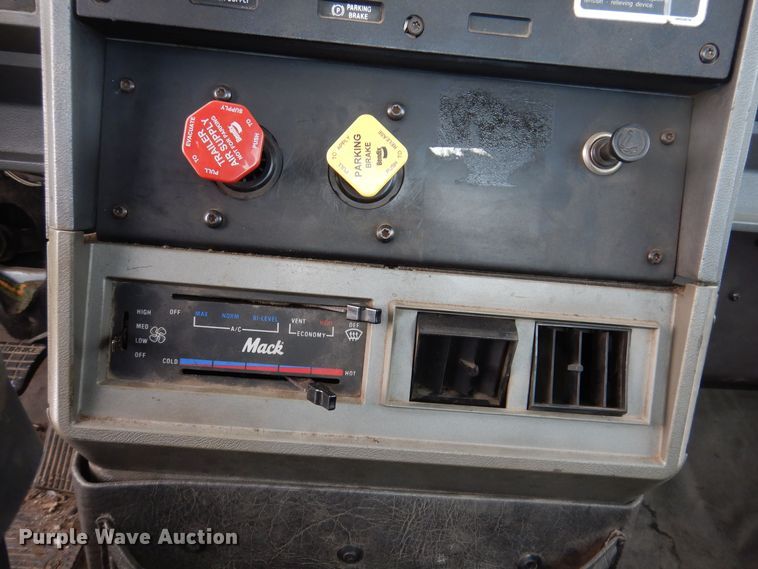 image for item IO9361 1995 Mack CH613  semi truck