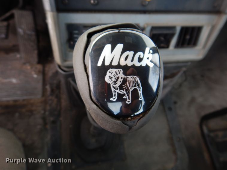 image for item IO9361 1995 Mack CH613  semi truck