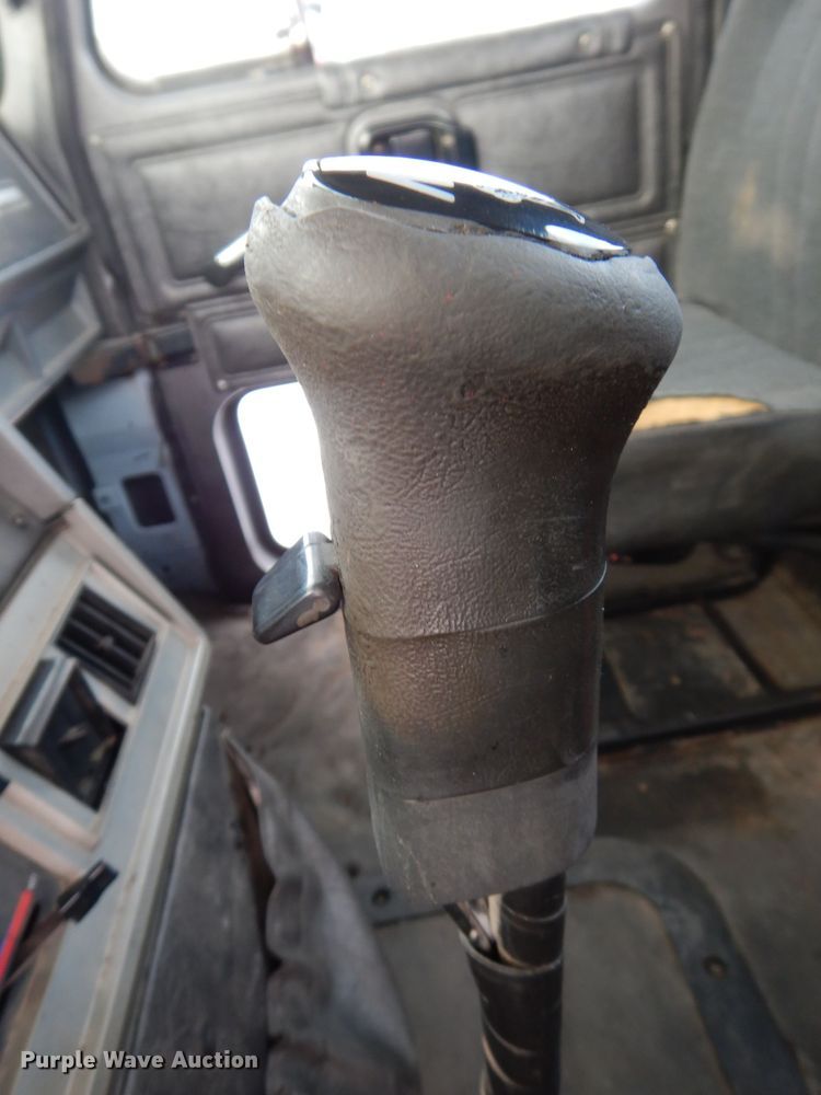 image for item IO9361 1995 Mack CH613  semi truck