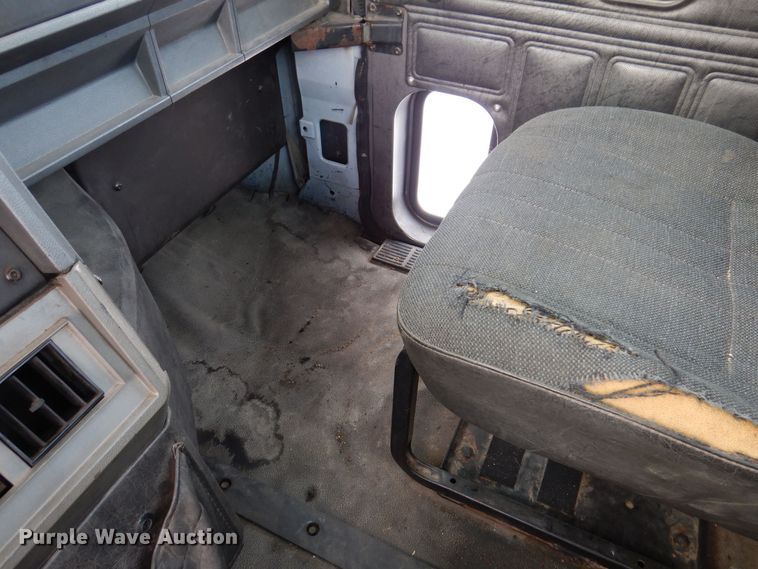 image for item IO9361 1995 Mack CH613  semi truck