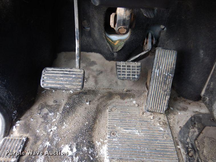 image for item IO9361 1995 Mack CH613  semi truck