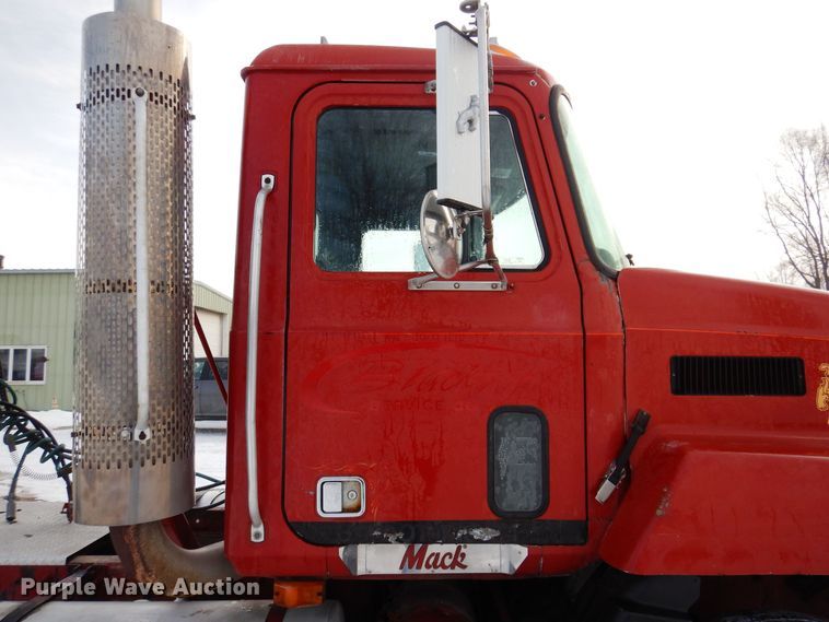 image for item IO9361 1995 Mack CH613  semi truck