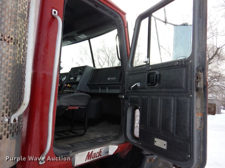 image for item IO9361 1995 Mack CH613  semi truck