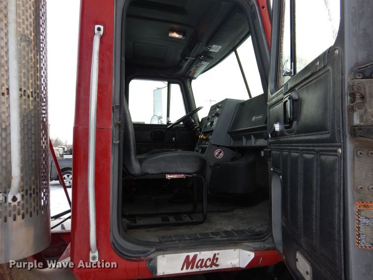 image for item IO9361 1995 Mack CH613  semi truck