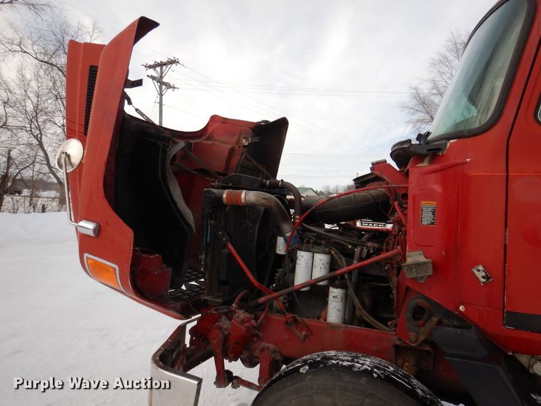 image for item IO9361 1995 Mack CH613  semi truck