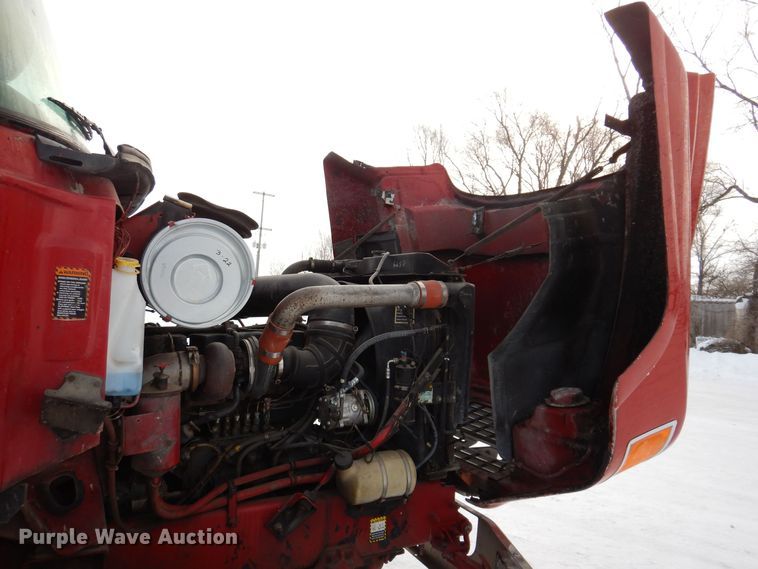 image for item IO9361 1995 Mack CH613  semi truck