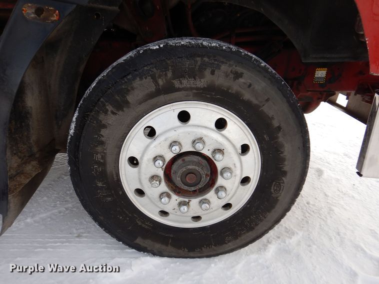 image for item IO9361 1995 Mack CH613  semi truck