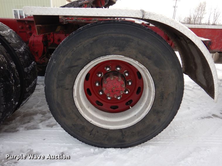 image for item IO9361 1995 Mack CH613  semi truck