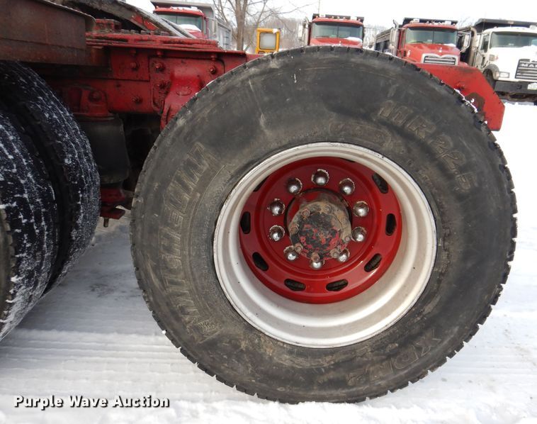 image for item IO9361 1995 Mack CH613  semi truck