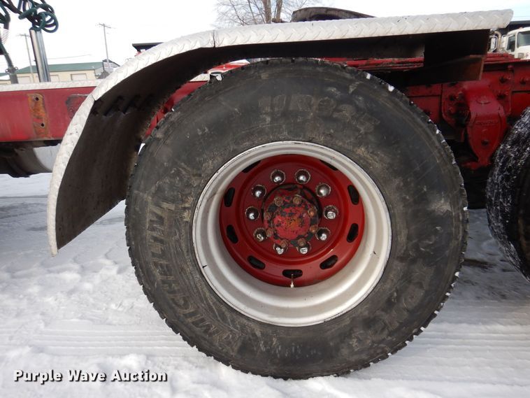 image for item IO9361 1995 Mack CH613  semi truck