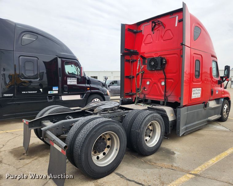 image for item JB9567 2015 Freightliner Cascadia 125  semi truck