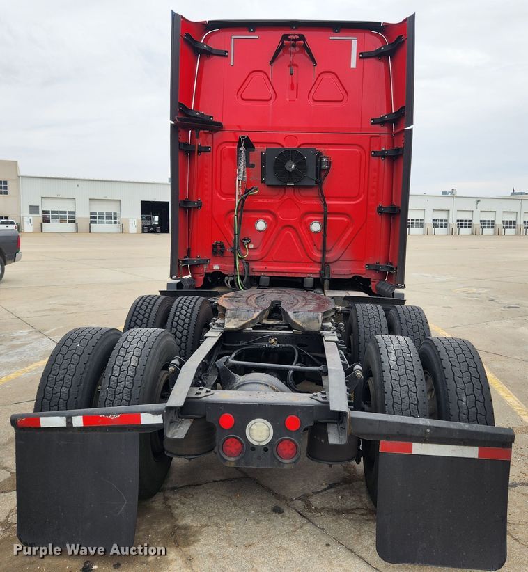 image for item JB9567 2015 Freightliner Cascadia 125  semi truck