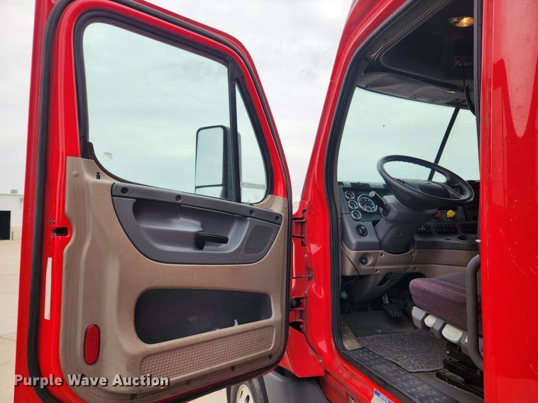 image for item JB9567 2015 Freightliner Cascadia 125  semi truck