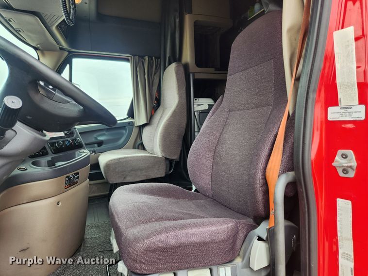 image for item JB9567 2015 Freightliner Cascadia 125  semi truck