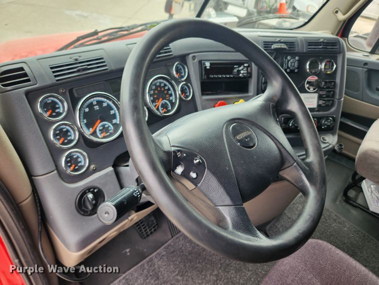 image for item JB9567 2015 Freightliner Cascadia 125  semi truck