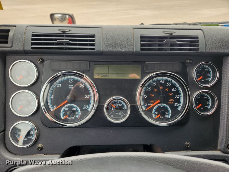 image for item JB9567 2015 Freightliner Cascadia 125  semi truck