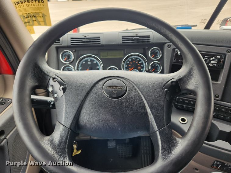 image for item JB9567 2015 Freightliner Cascadia 125  semi truck