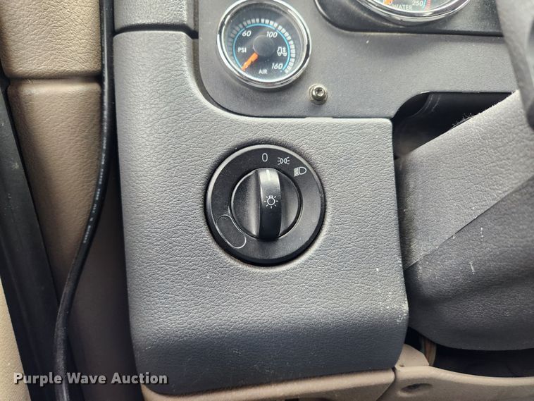 image for item JB9567 2015 Freightliner Cascadia 125  semi truck